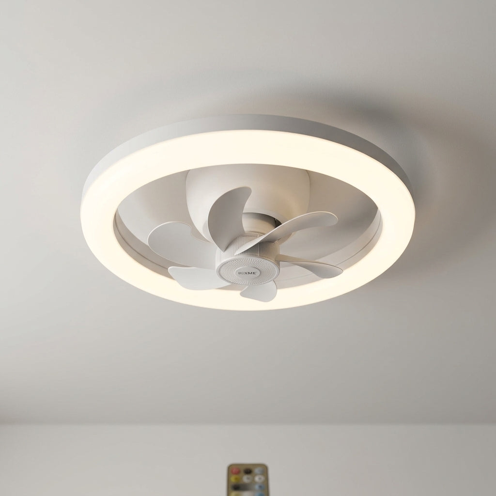 Ventilador de techo con luz encendida instalado en habitación
